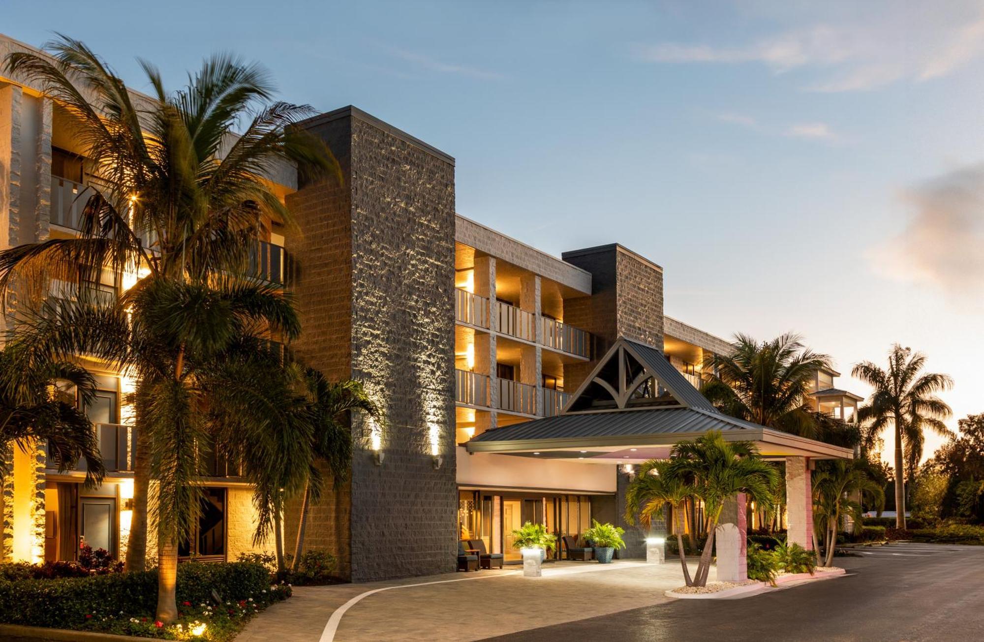 Spark By Hilton Sarasota Siesta Key Gateway Exterior photo